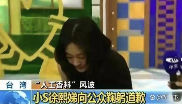 小S家中热舞，意外踹倒许雅钧珍藏版公仔，忙向公仔道歉举止搞笑