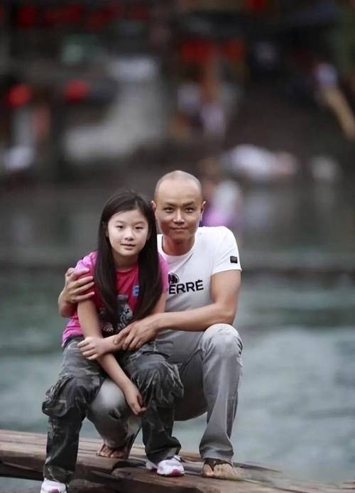 乐嘉罕晒女儿弹琴称其为女友,10岁灵儿长相随妈,乐嘉曾说会娶她