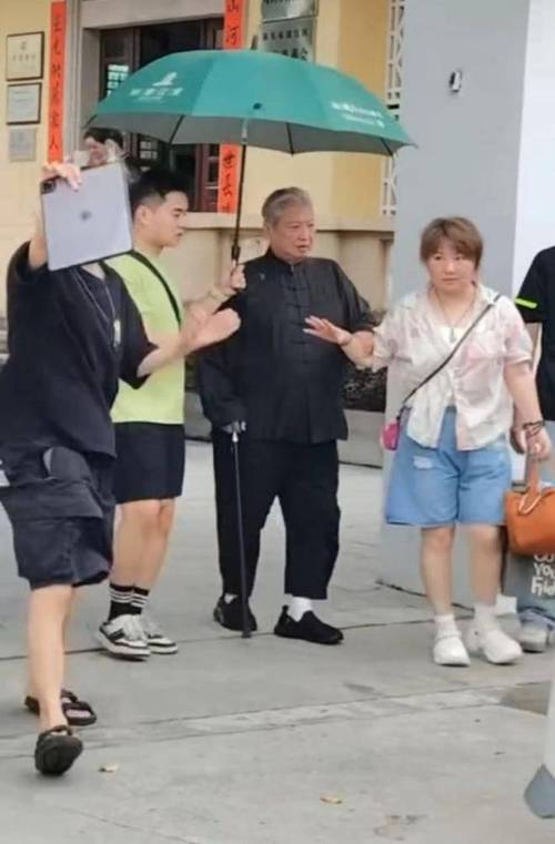 71岁洪金宝餐厅被偶遇：满头白发面色红润，走路稳健无需拐杖轮椅