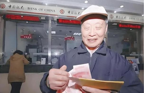 中老年人去银行办卡存钱，不管工作人员多热情，这两项功能都别开