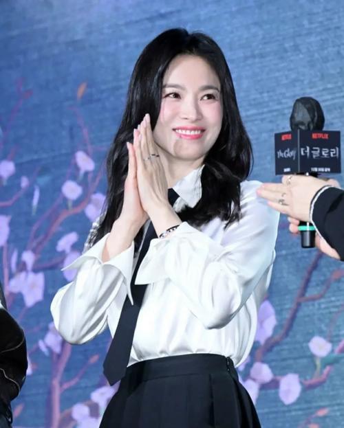 宋慧乔庆42岁生日:乔妹头戴皇冠好美,与闺蜜相抱好开心