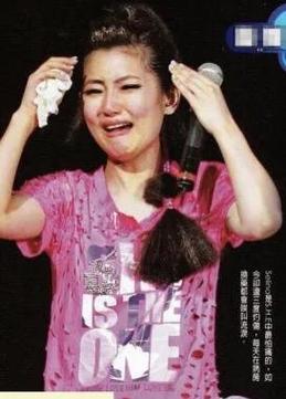 Selina产后复出，代言费7位数，新老公被吐槽长得太丑