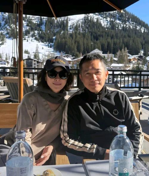 61岁梁朝伟再惹争议，拿奖后和一群富婆们庆祝，举止亲昵不避嫌