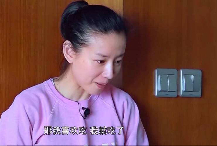 董洁母子享用美食,素颜出街好真实,近照被指一脸疲惫但胜在气质