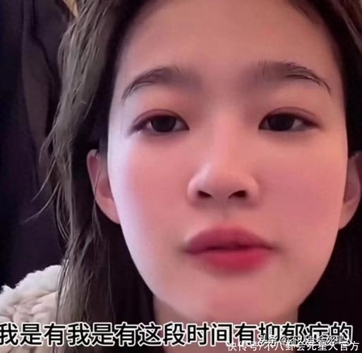 王思聪参加高档宴会,变瘦被指像大头娃娃,与美女富婆合影显拘谨