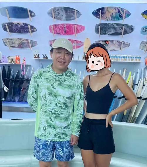 黄渤家宴排场大!妻子小欧罕见露面显年轻,全家人共用一张脸