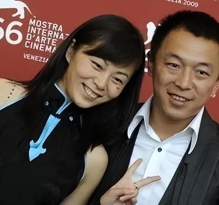 黄渤家宴排场大!妻子小欧罕见露面显年轻,全家人共用一张脸